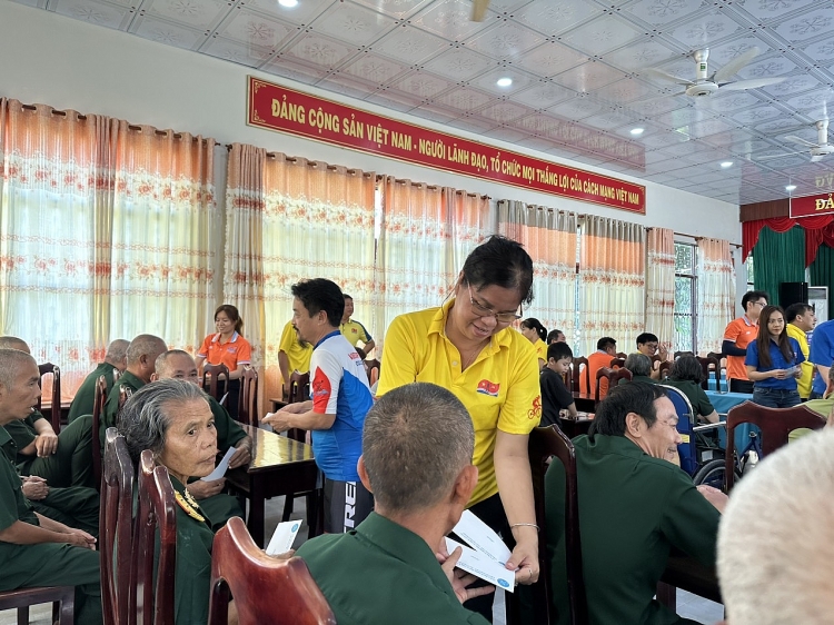 CLB Xe đạp Xí nghiệp Dịch vụ: Thăm và tặng quà tại Trung tâm Điều dưỡng Thương binh và người có công Long Đất