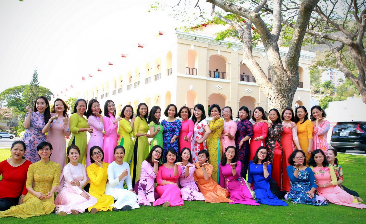  Vẻ đẹp nữ tạo nên một phần cuộc sống lao động tươi vui