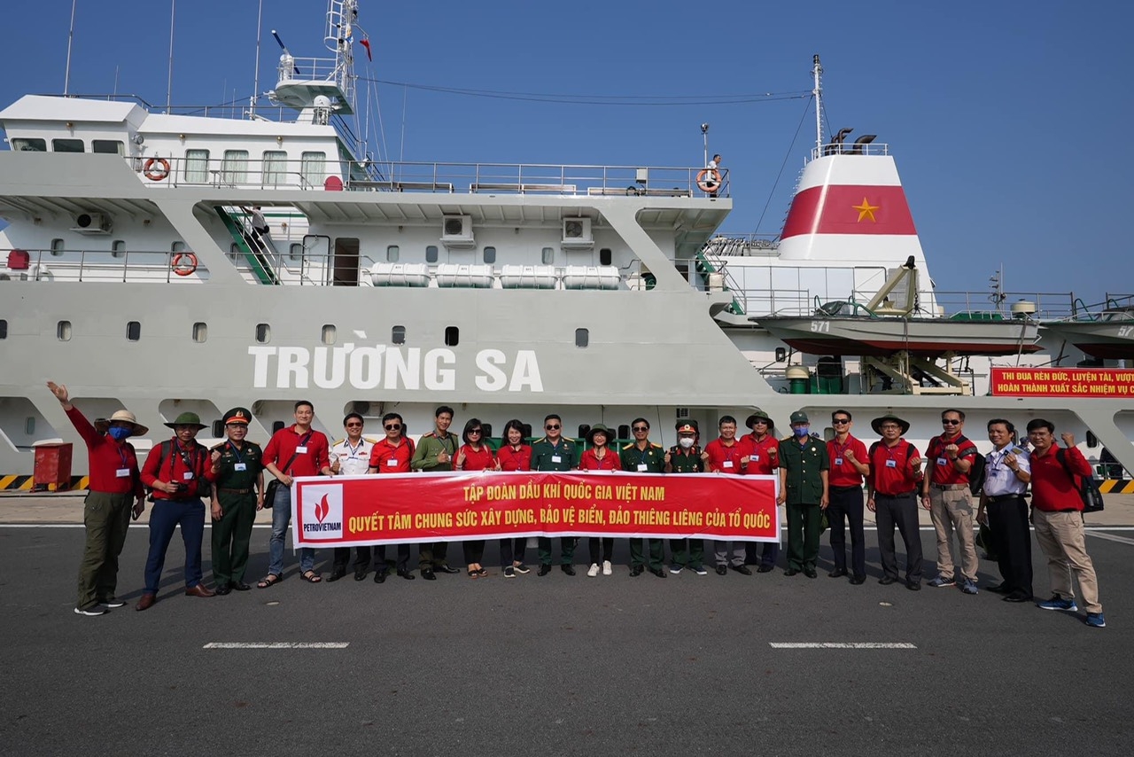 Kỷ niệm về một chuyến thăm quân, dân huyện đảo Trường Sa Kỷ niệm về một chuyến thăm quân, dân huyện đảo Trường Sa