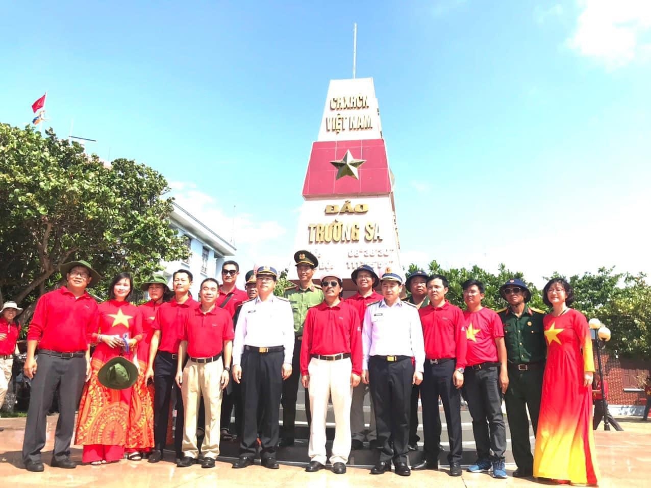 Kỷ niệm về một chuyến thăm quân, dân huyện đảo Trường Sa Kỷ niệm về một chuyến thăm quân, dân huyện đảo Trường Sa