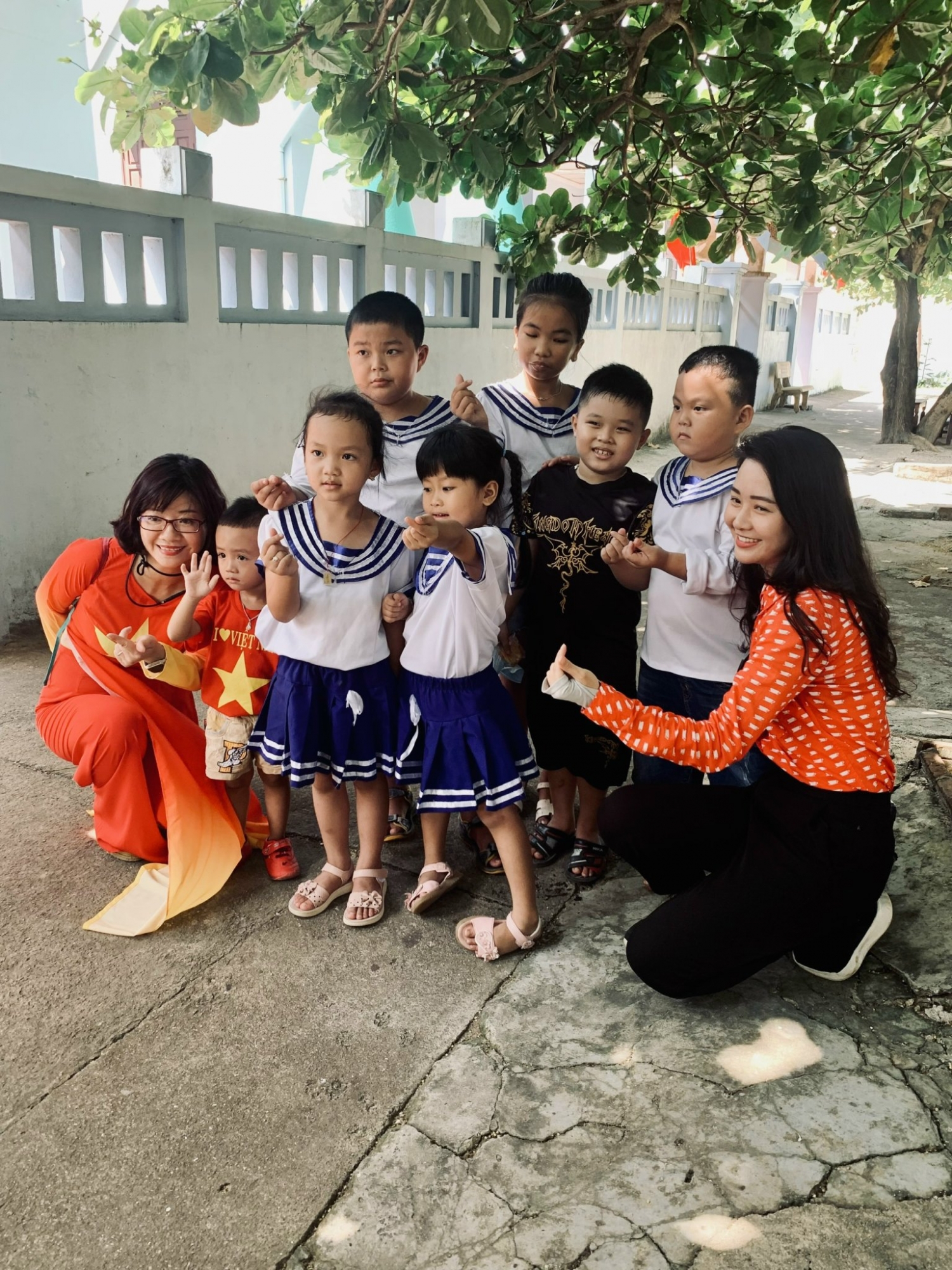 Kỷ niệm về một chuyến thăm quân, dân huyện đảo Trường Sa Kỷ niệm về một chuyến thăm quân, dân huyện đảo Trường Sa