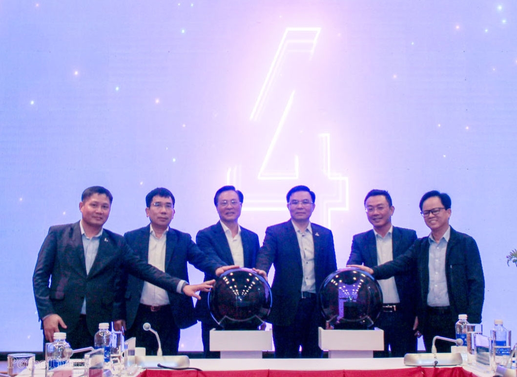 Lãnh đạo Tập đoàn, các đại biểu và BSR thực hiện nghi thức mừng công BSR đạt các kết quả sản xuất kinh doanh năm 2022.
