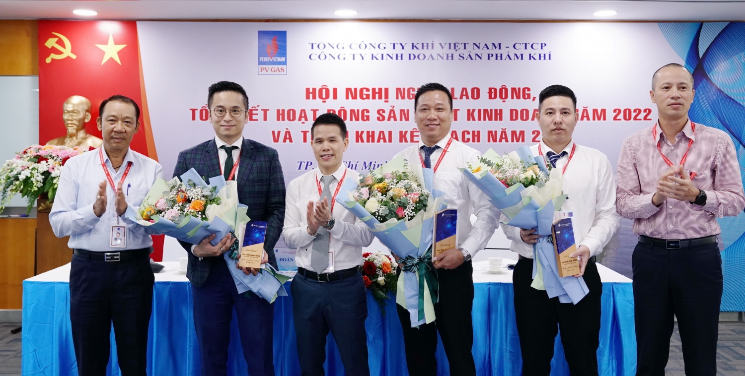 Lãnh đạo PV GAS và KDK khen thưởng các tập thể và cá nhân NLĐ có thành tích xuất sắc trong năm 2022