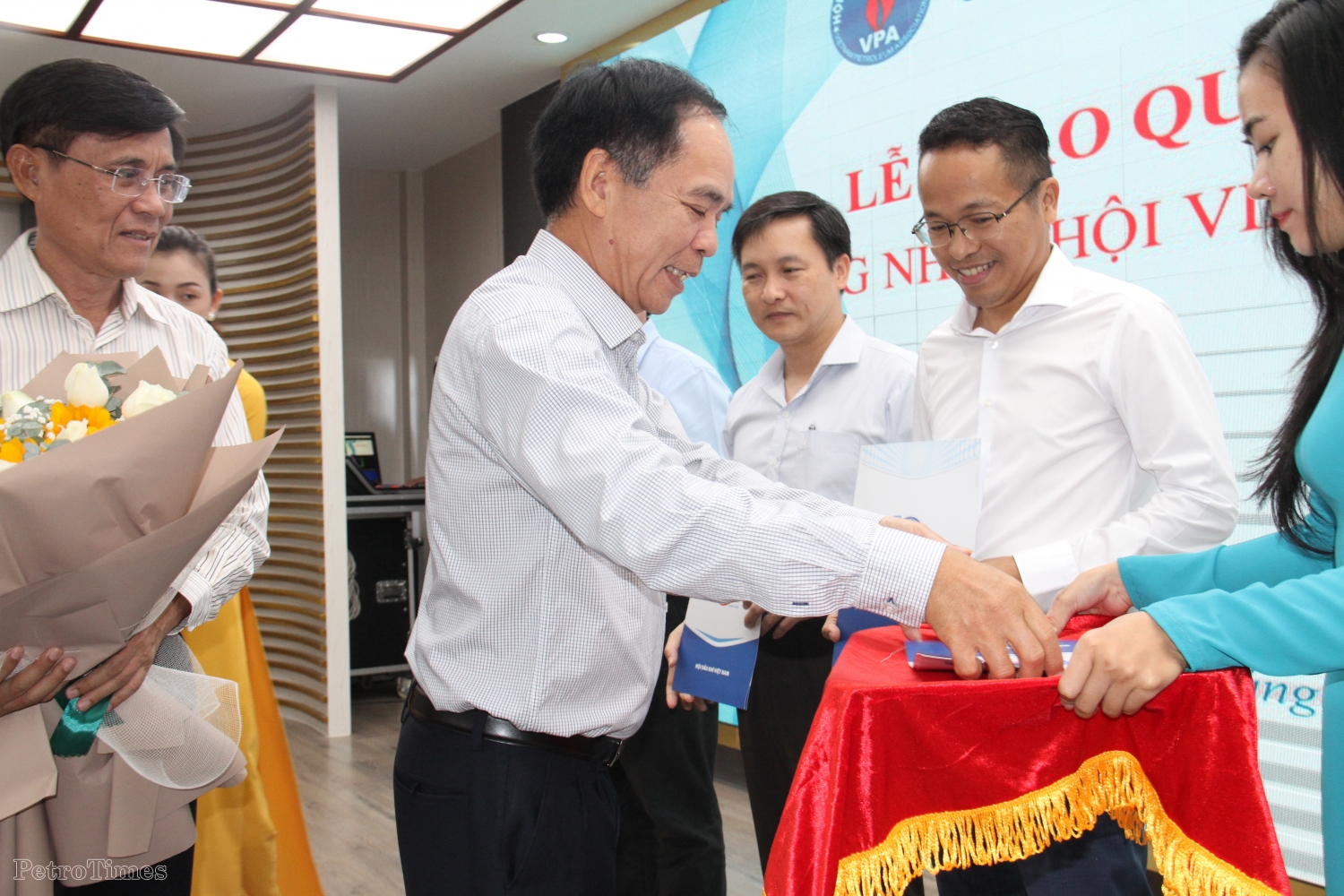 Thường trực Hội DKVN trao quyết định công nhận Hội viên tổ chức cho 03 đơn vị Khí – Điện – Đạm Cà Mau