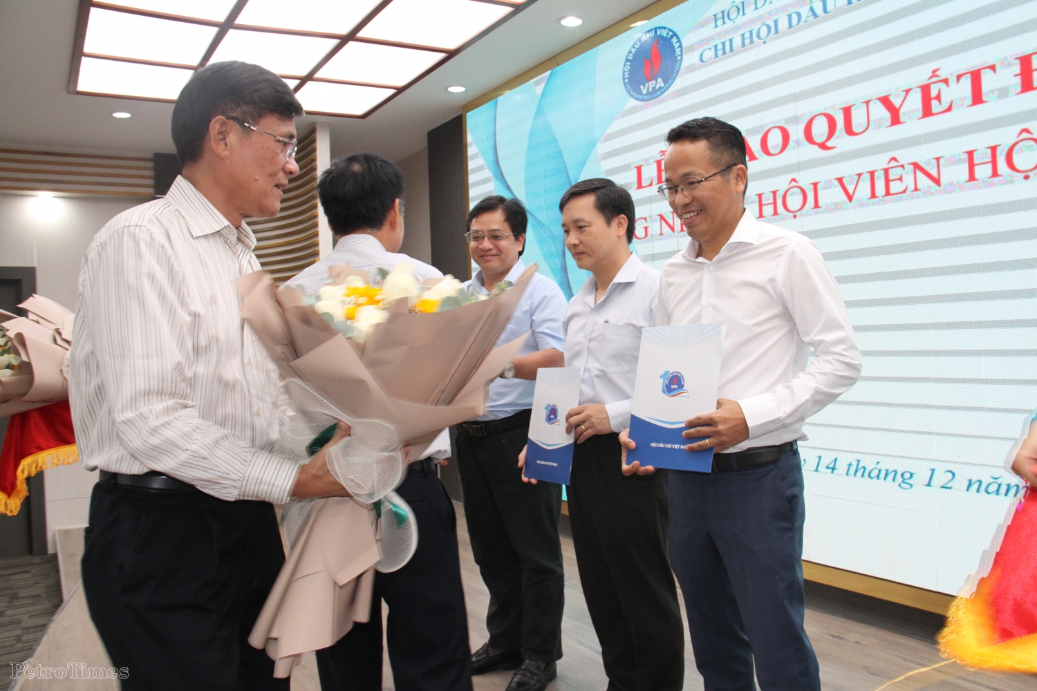 Thường trực Hội DKVN trao quyết định công nhận Hội viên tổ chức cho 03 đơn vị Khí – Điện – Đạm Cà Mau