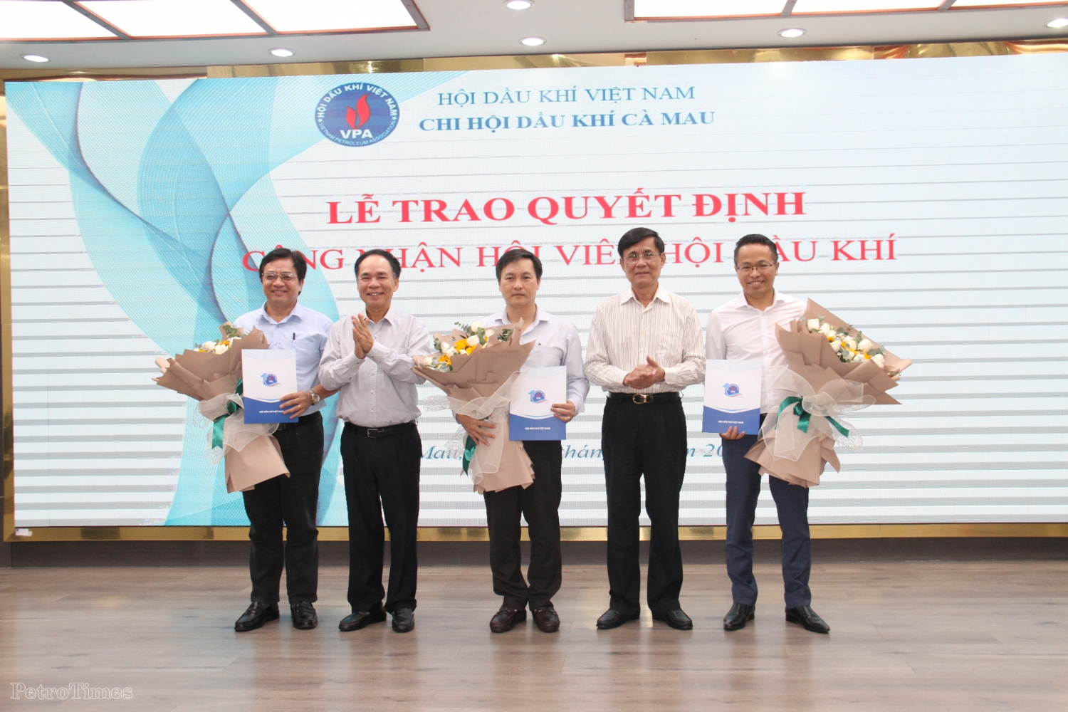 Thường trực Hội DKVN trao quyết định công nhận Hội viên tổ chức cho 03 đơn vị Khí – Điện – Đạm Cà Mau
