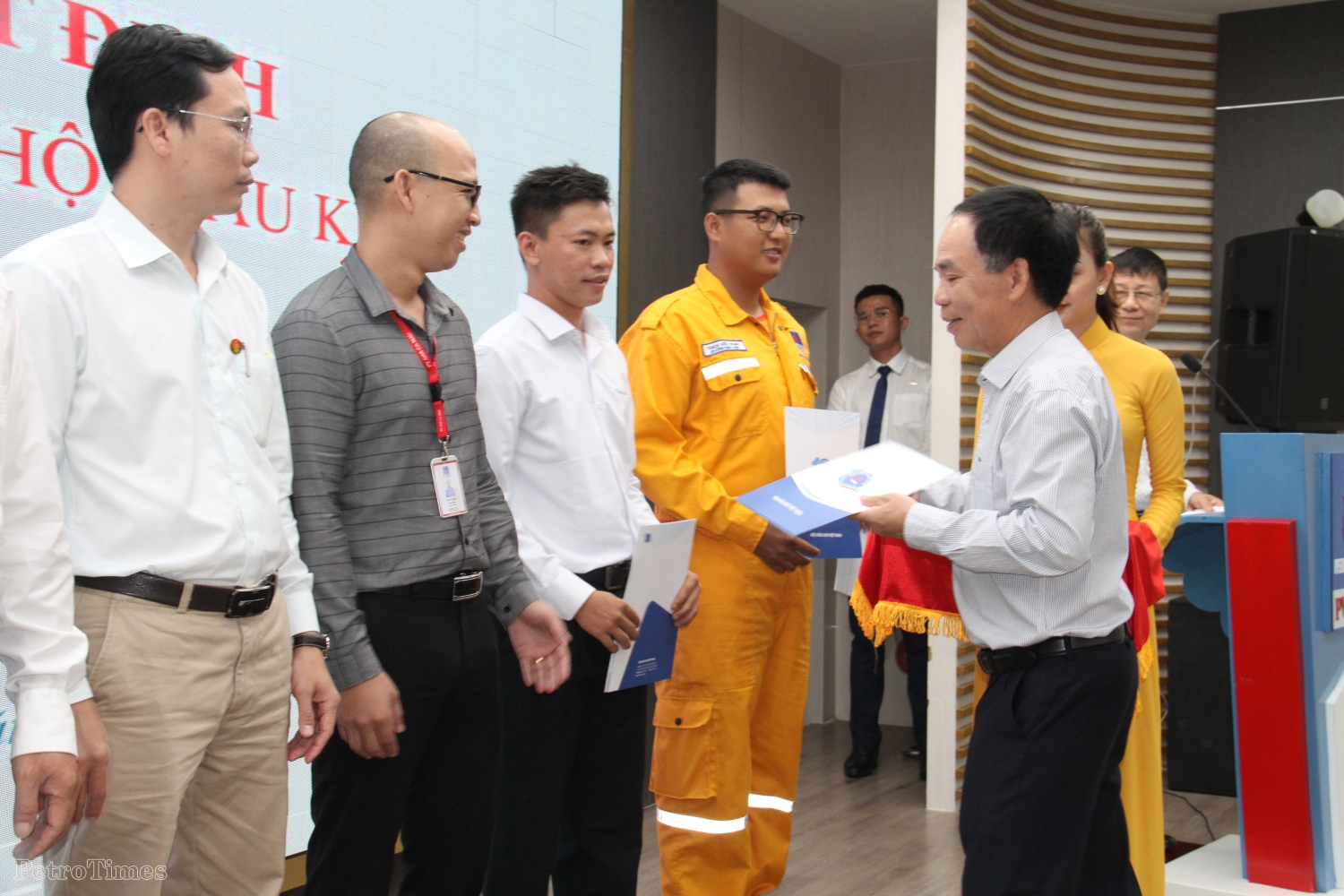 Thường trực Hội DKVN trao quyết định công nhận Hội viên tổ chức cho 03 đơn vị Khí – Điện – Đạm Cà Mau