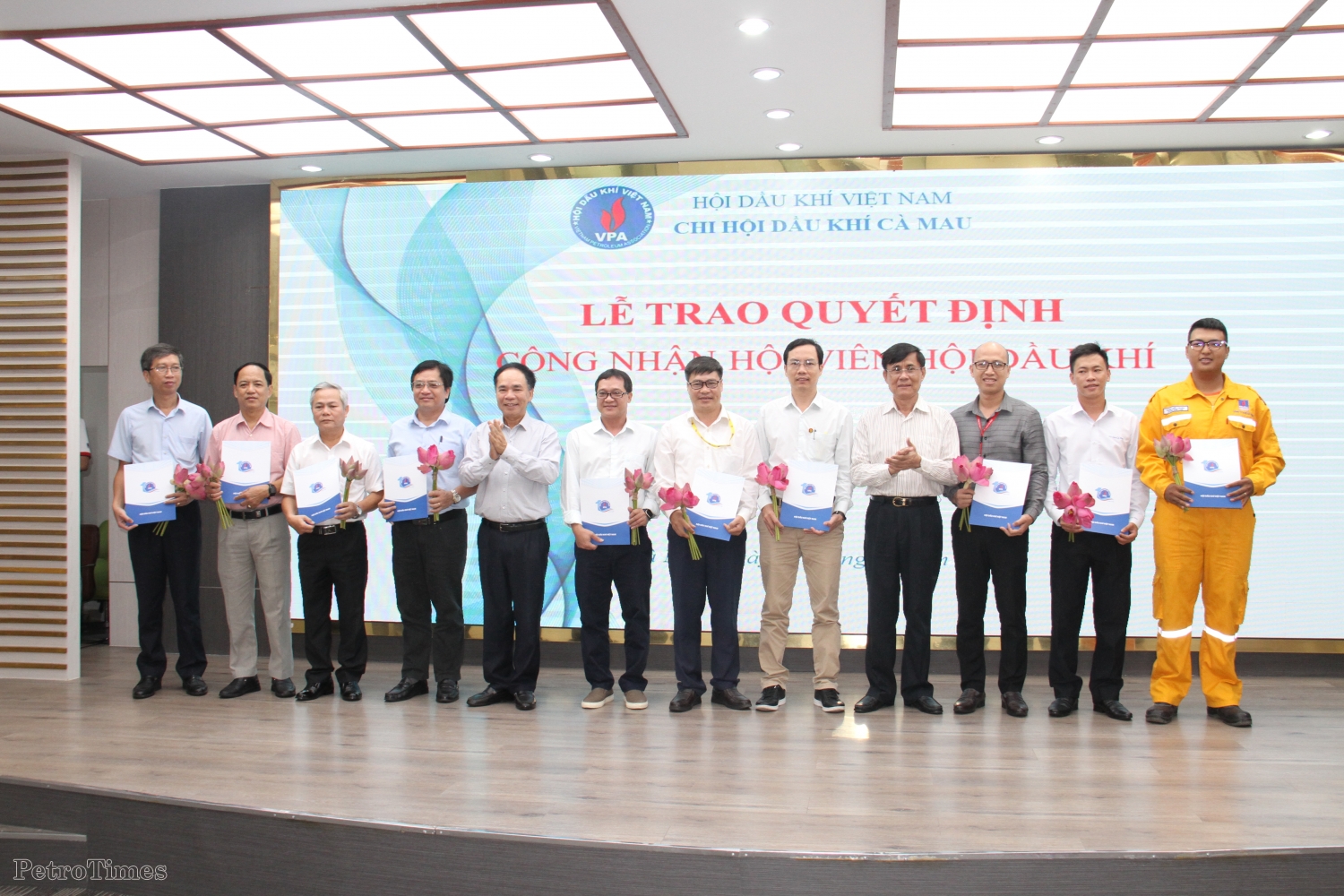 Thường trực Hội DKVN trao quyết định công nhận Hội viên tổ chức cho 03 đơn vị Khí – Điện – Đạm Cà Mau