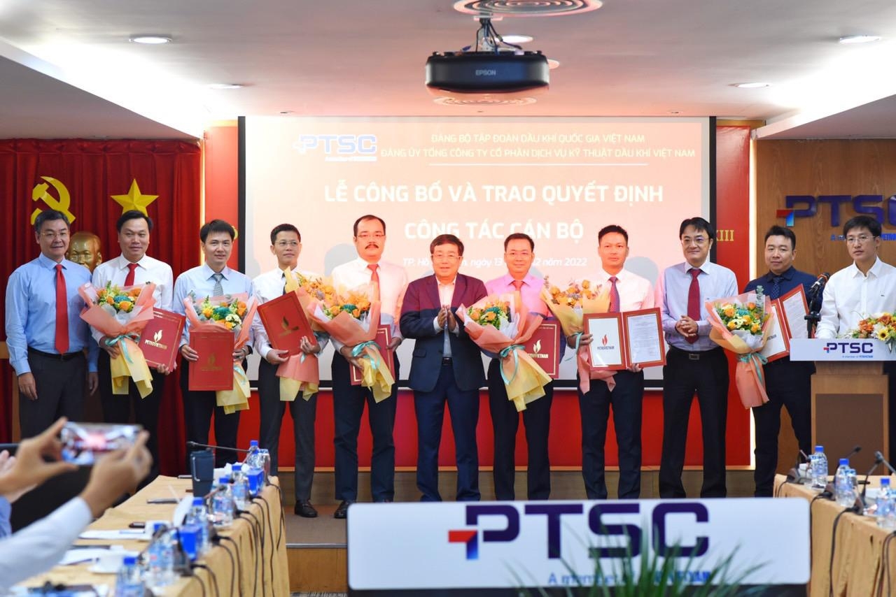 Đảng ủy PTSC công bố và trao quyết định công tác cán bộ Cấp ủy