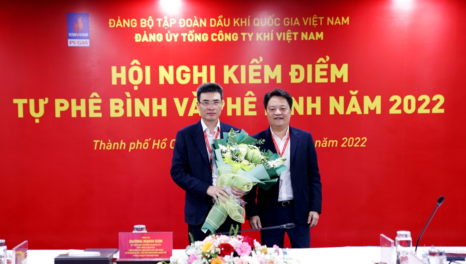 Phó Bí thư Đảng ủy – TGĐ PV GAS Hoàng Văn Quang thay mặt toàn thể Đảng bộ PV GAS chúc mừng đồng chí Dương Mạnh Sơn vừa được bổ nhiệm chức vụ Phó Tổng giám đốc Petrovietnam