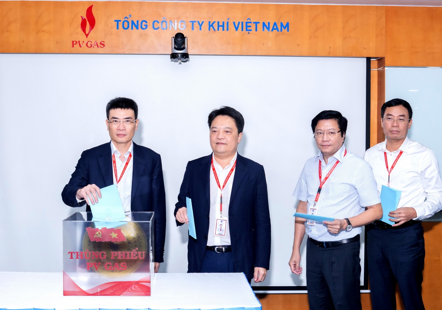 Hội nghị đã tiến hành bỏ phiếu đề xuất xếp loại tập thể đảng bộ và cán bộ đảng viên