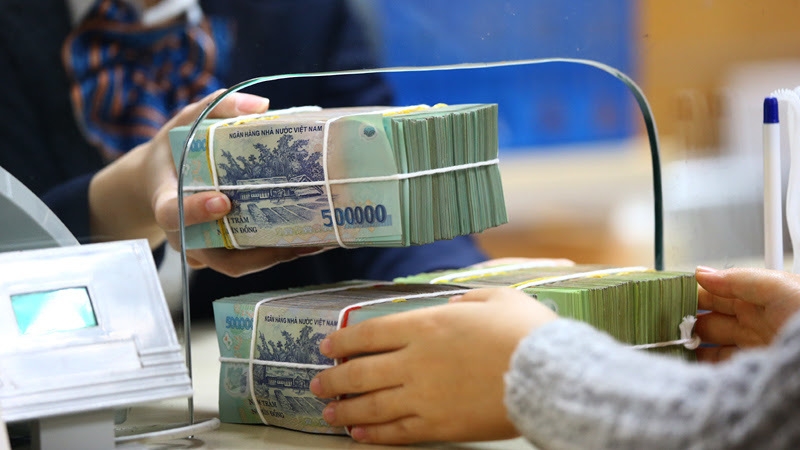 Lãi suất tăng cao, người dân đua nhau gửi tiết kiệm