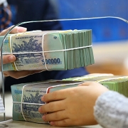 Lãi suất tăng cao, người dân đua nhau gửi tiết kiệm