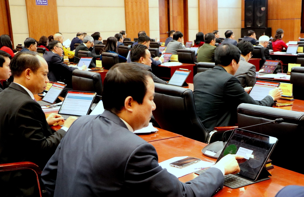 Trong bối cảnh chuyển đổi số, việc tuyên truyền nghị quyết của Đảng nói riêng, truyền thông chính sách nói chung cần những sự thay đổi phù hợp, hiệu quả (Trong ảnh: Các đại biểu Hội đồng nhân dân thành phố Hải Phòng sử dụng thiết bị điện tử để nghiên cứu các nội dung của kỳ họp)_Ảnh: TTXVN