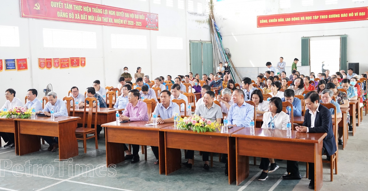 Đoàn Đại biểu các Ủy ban của Quốc hội trao quà đến các hộ nghèo Đất Mũi