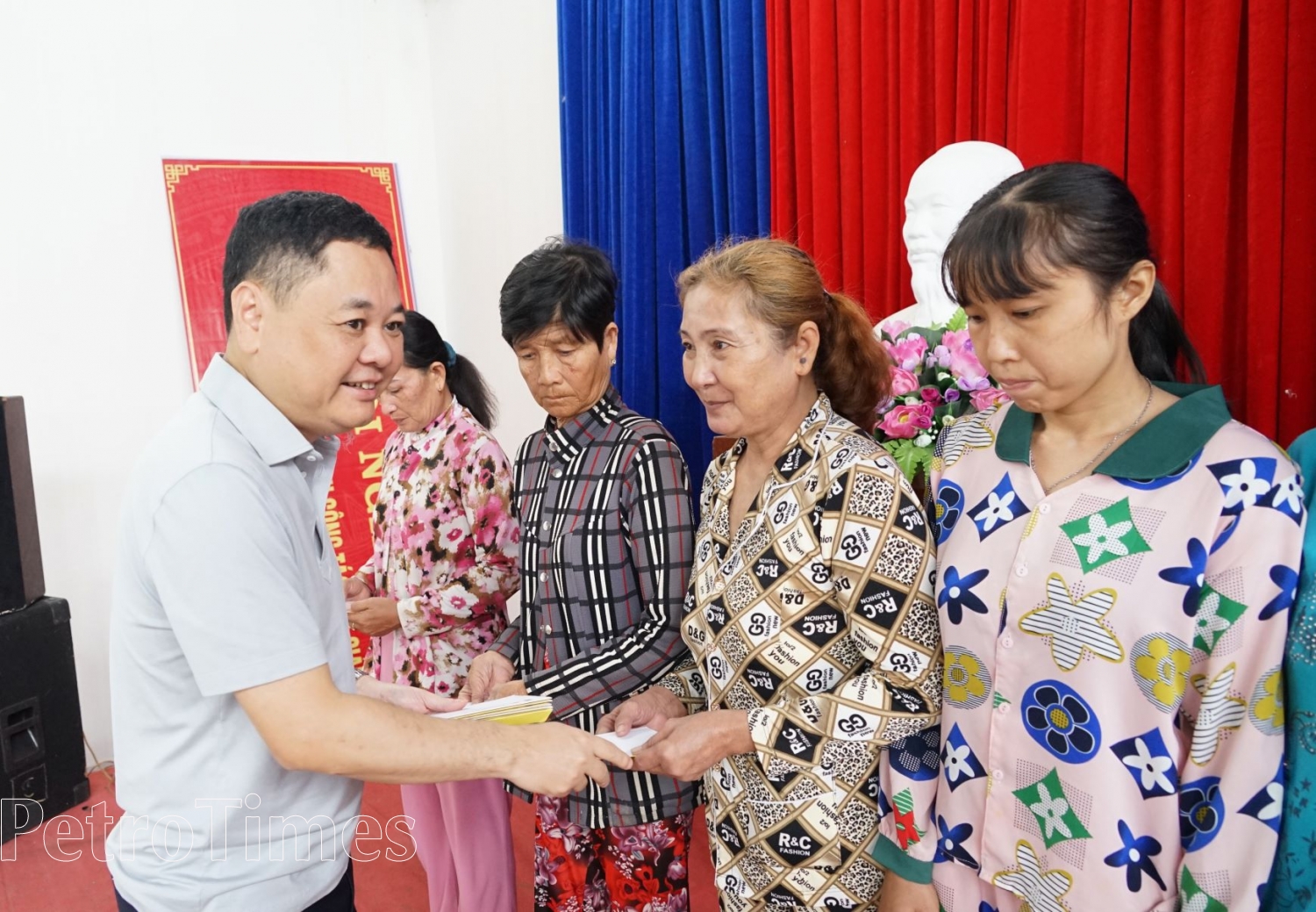 Đoàn Đại biểu các Ủy ban của Quốc hội trao quà đến các hộ nghèo Đất Mũi