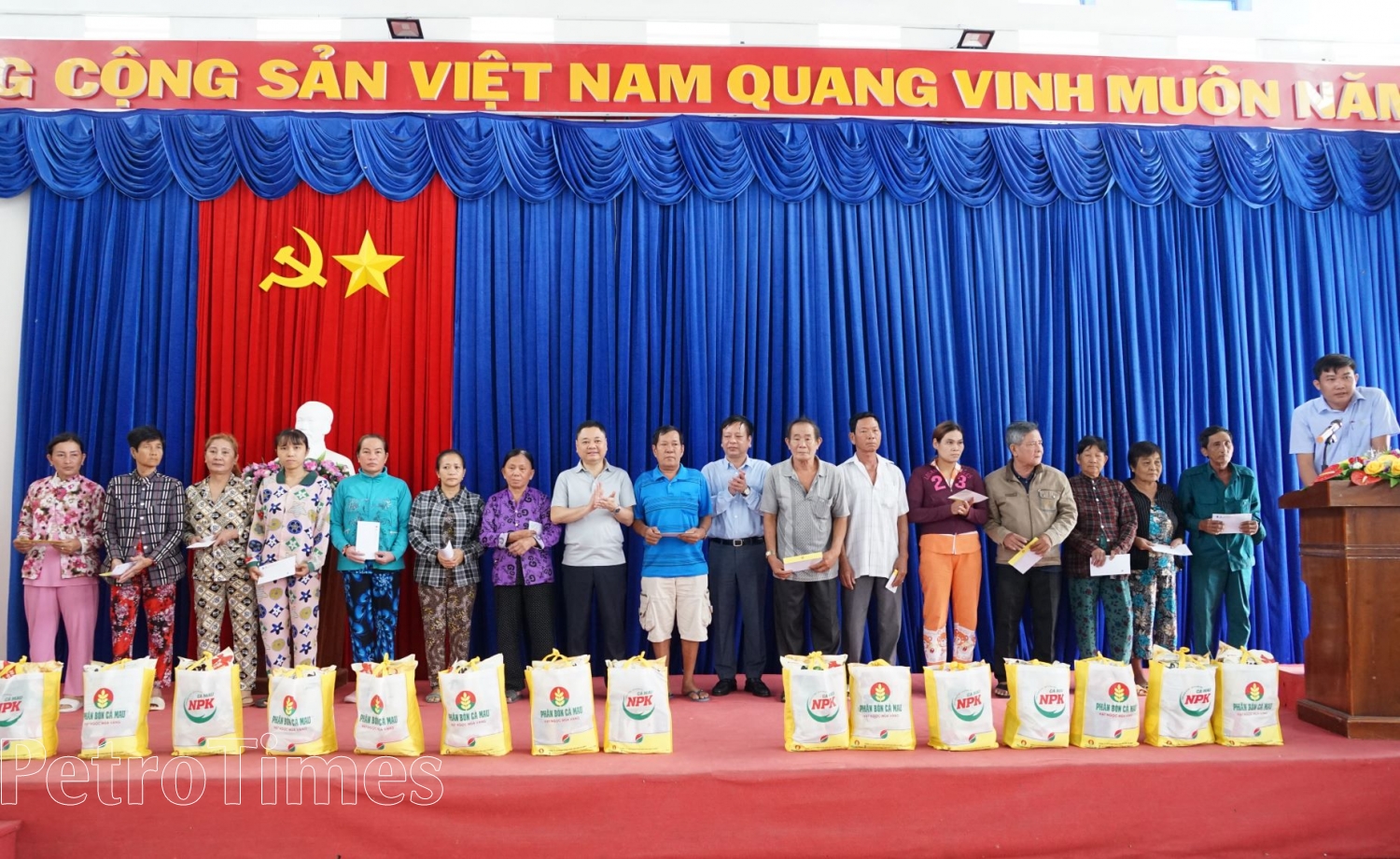 Đoàn Đại biểu các Ủy ban của Quốc hội trao quà đến các hộ nghèo Đất Mũi