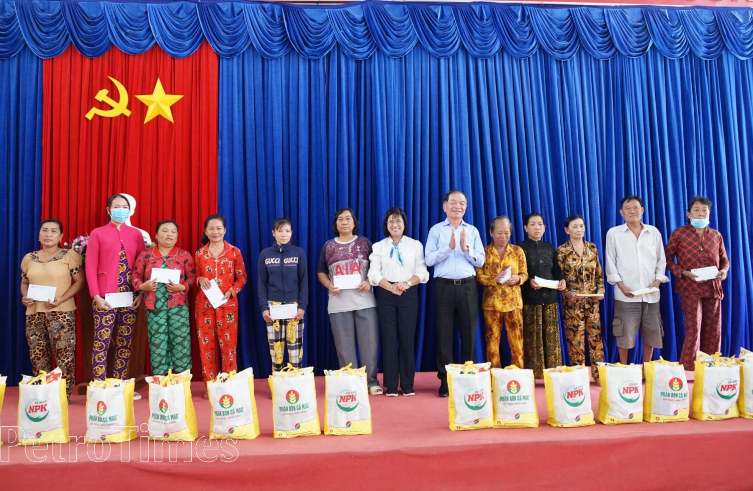 Đoàn Đại biểu các Ủy ban của Quốc hội trao quà đến các hộ nghèo Đất Mũi