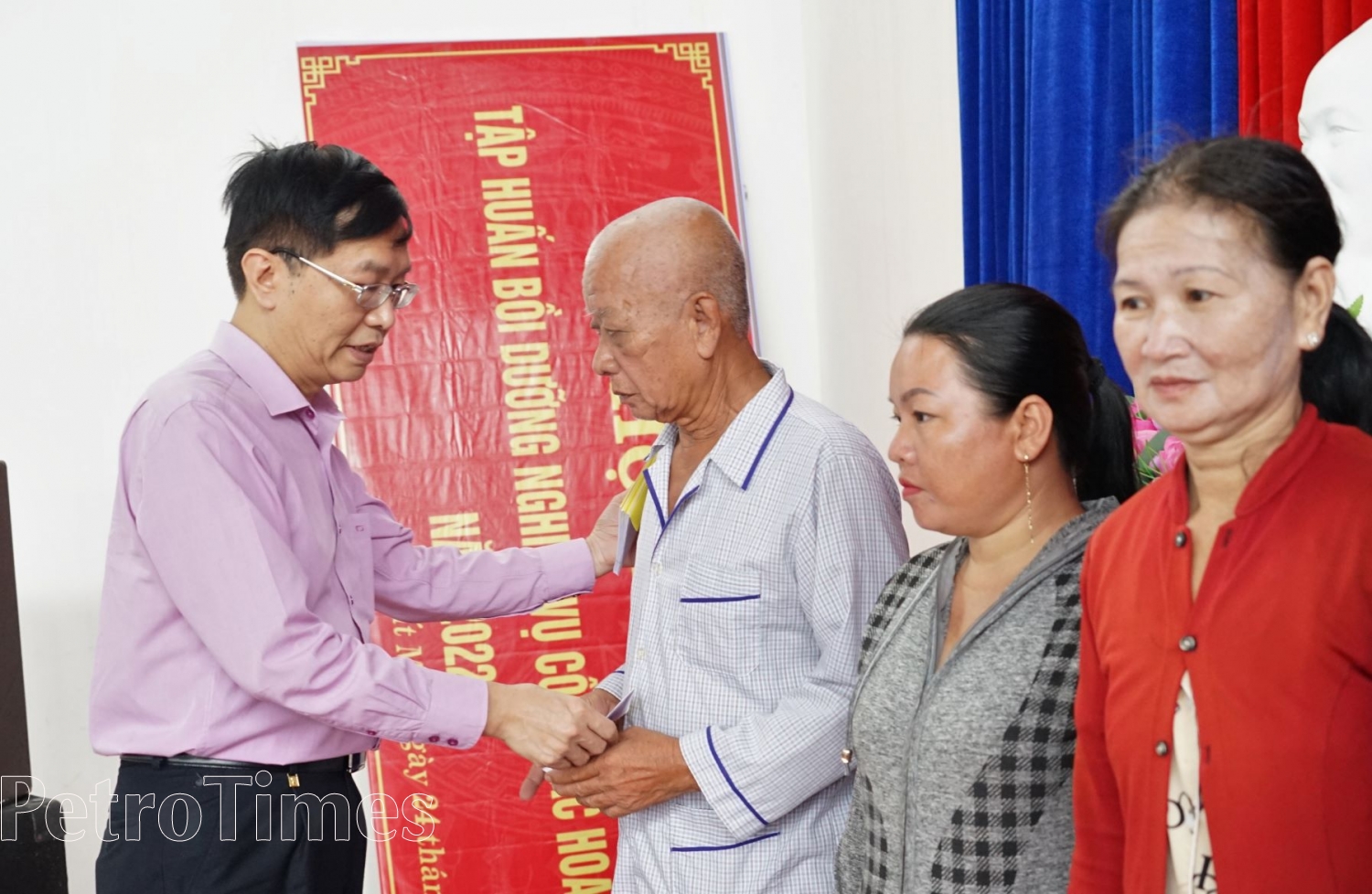 Đoàn Đại biểu các Ủy ban của Quốc hội trao quà đến các hộ nghèo Đất Mũi