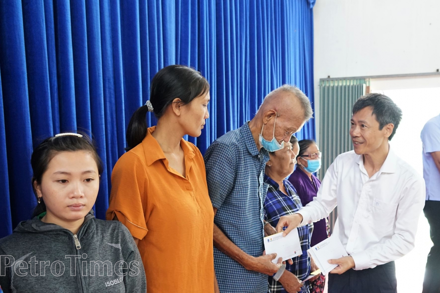 Đoàn Đại biểu các Ủy ban của Quốc hội trao quà đến các hộ nghèo Đất Mũi