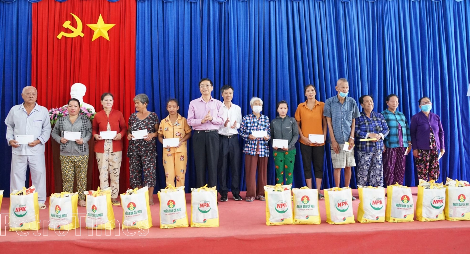 Đoàn Đại biểu các Ủy ban của Quốc hội trao quà đến các hộ nghèo Đất Mũi