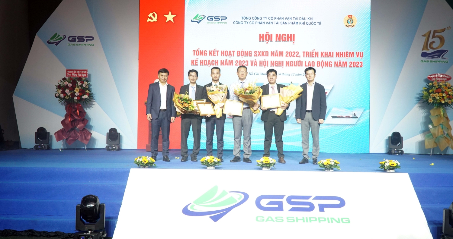 Các tập thể xuất sắc được nhận bằng khen của Tổng công ty PVTrans Các tập thể xuất sắc được nhận bằng khen của Tổng công ty PVTrans