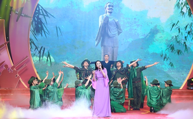 Xúc động chương trình nghệ thuật “Vang mãi bản hùng ca bầu trời” Xúc động chương trình nghệ thuật “Vang mãi bản hùng ca bầu trời”