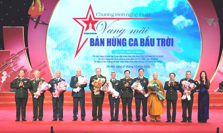 Xúc động chương trình nghệ thuật “Vang mãi bản hùng ca bầu trời” Xúc động chương trình nghệ thuật “Vang mãi bản hùng ca bầu trời”