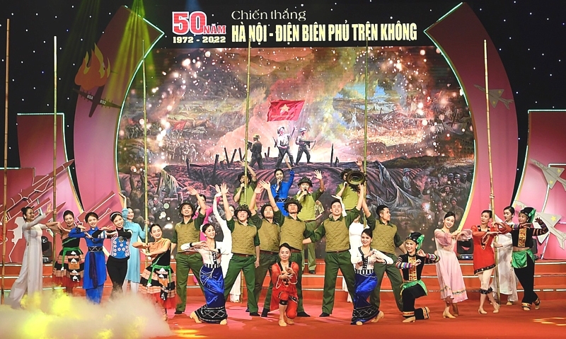 Xúc động chương trình nghệ thuật “Vang mãi bản hùng ca bầu trời” Xúc động chương trình nghệ thuật “Vang mãi bản hùng ca bầu trời”