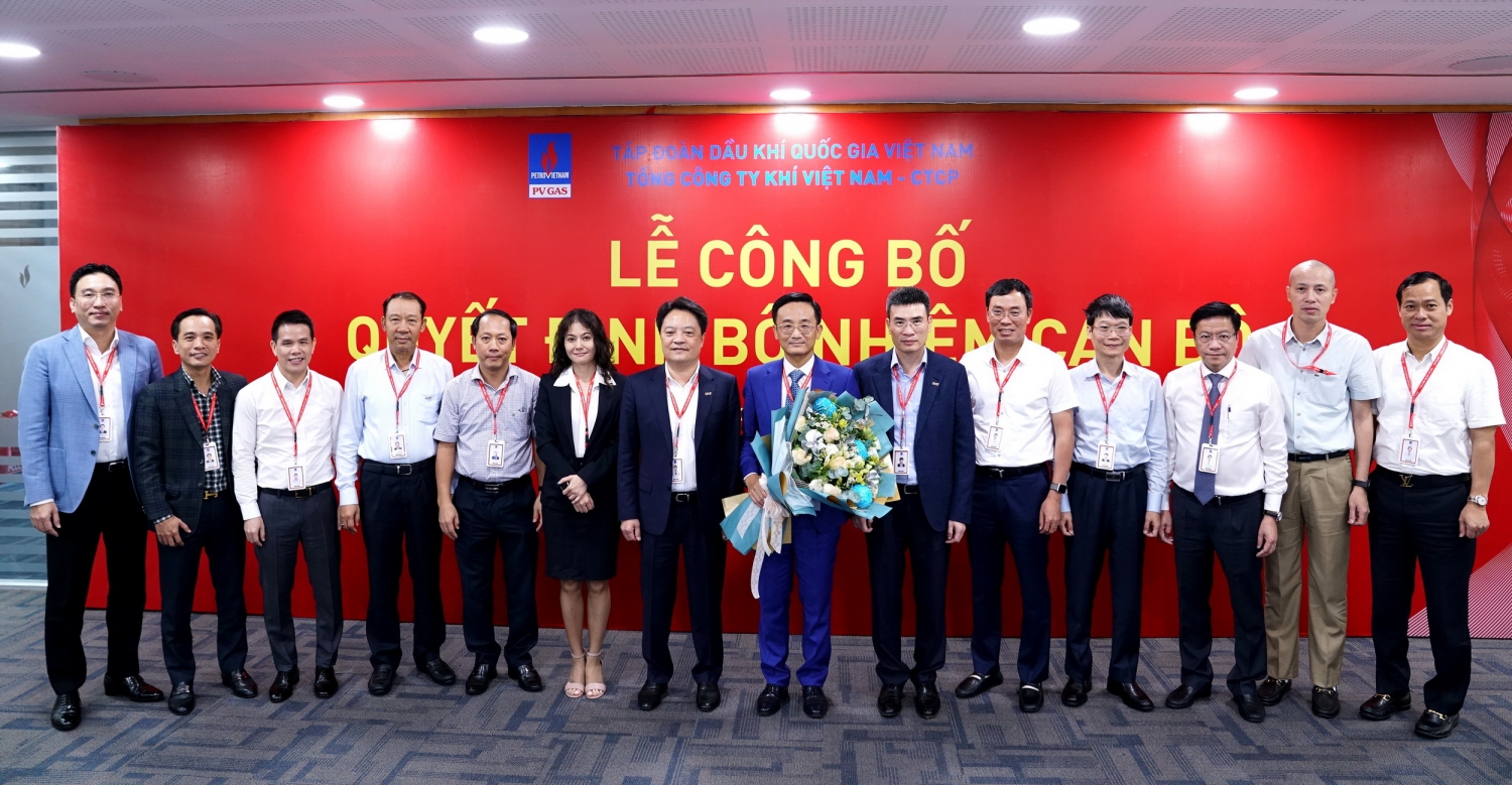 Tân Phó Tổng giám đốc PV GAS Trần Nhật Huy nhận được những lời chúc mừng nồng ấm của Ban lãnh đạo PV GAS