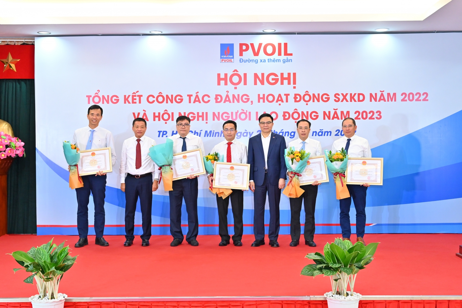 Ông Lê Mạnh Hùng – Phó Bí thư Đảng ủy, Tổng Giám đốc Tập đoàn Dầu khí Quốc gia Việt Nam và ông Đoàn Văn Nhuộm – Phó Bí thư Đảng ủy, Tổng Giám đốc PVOIL trao tặng khen thưởng cho các tập thể xuất sắc năm 2022