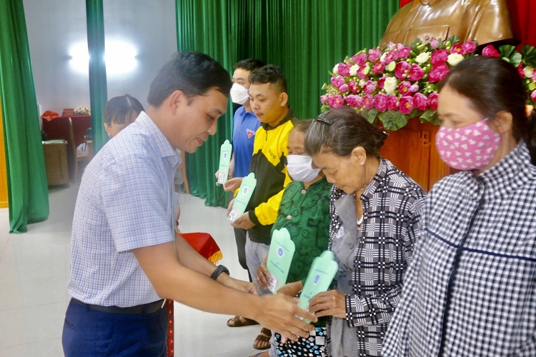 PTSC Marine tham gia trao tặng thẻ BHYT cho người dân có hoàn cảnh khó khăn