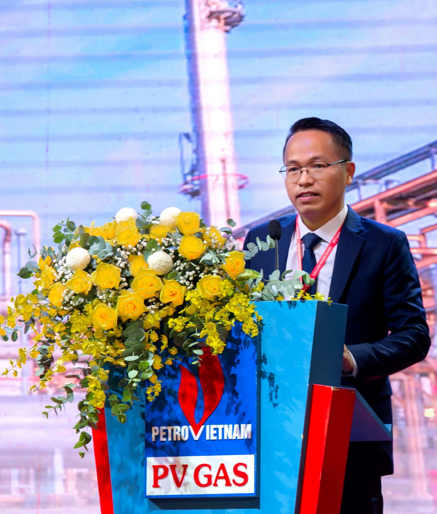 Bí thư Đảng ủy, Giám đốc Công ty Khí Cà Mau báo cáo các kết quả lao động SXKD của KCM