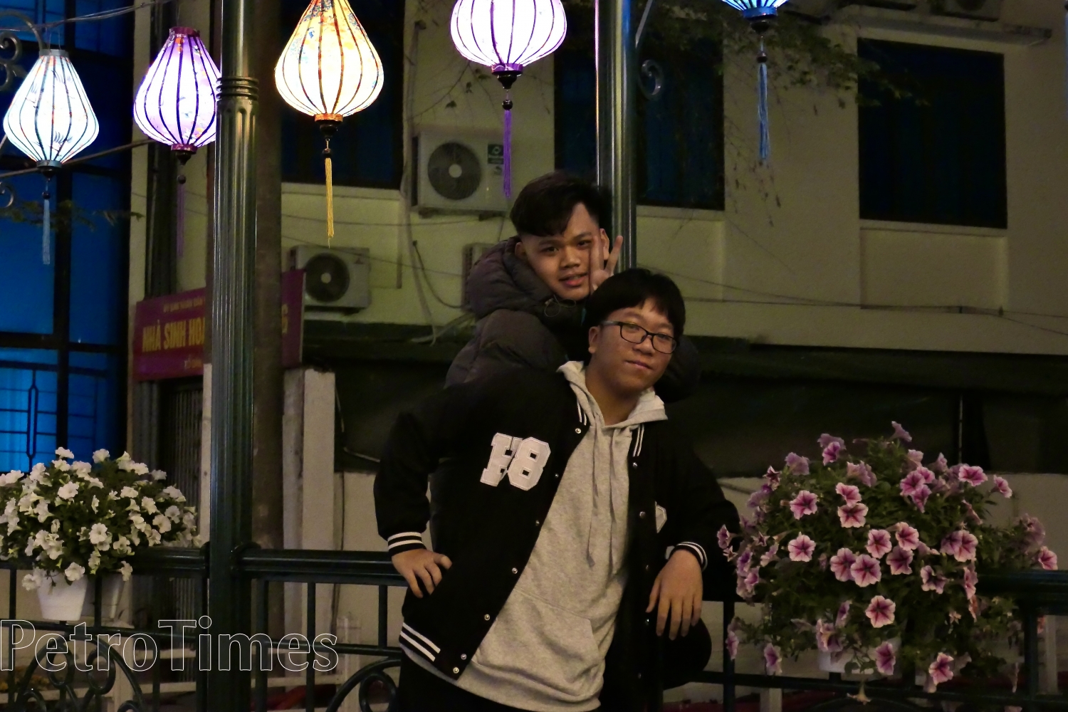 Nhiều bạn trẻ đến tham quan, chụp hình lưu niệm. Hà Nhi – khách tham quan cho biết, khu phố được trang trí rất đẹp mắt, đèn lồng và hoa được bố trí dọc tuyến phố khiến em và các bạn rất ấn tượng. Mọi ngóc ngách đều có thể chụp hình sống ảo và món phở chiê