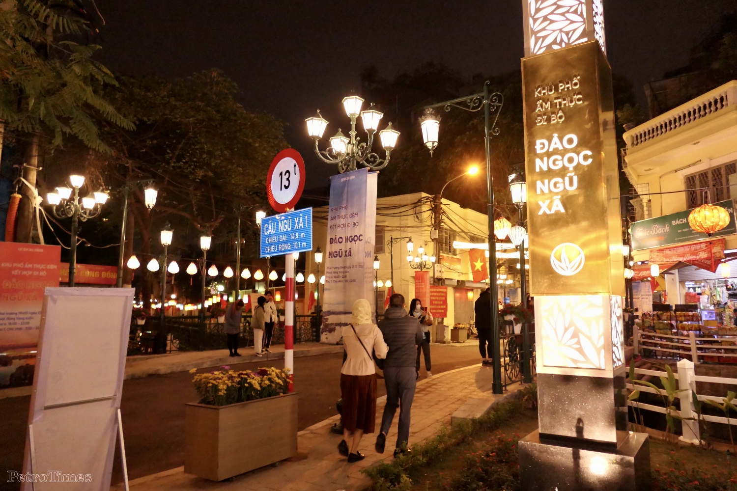 Đúng 6h tối thứ 6, ánh đèn lung linh thắp sáng cả tuyến phố thu hút đông đảo người dân đến tham quan, thưởng thức ẩm thực.