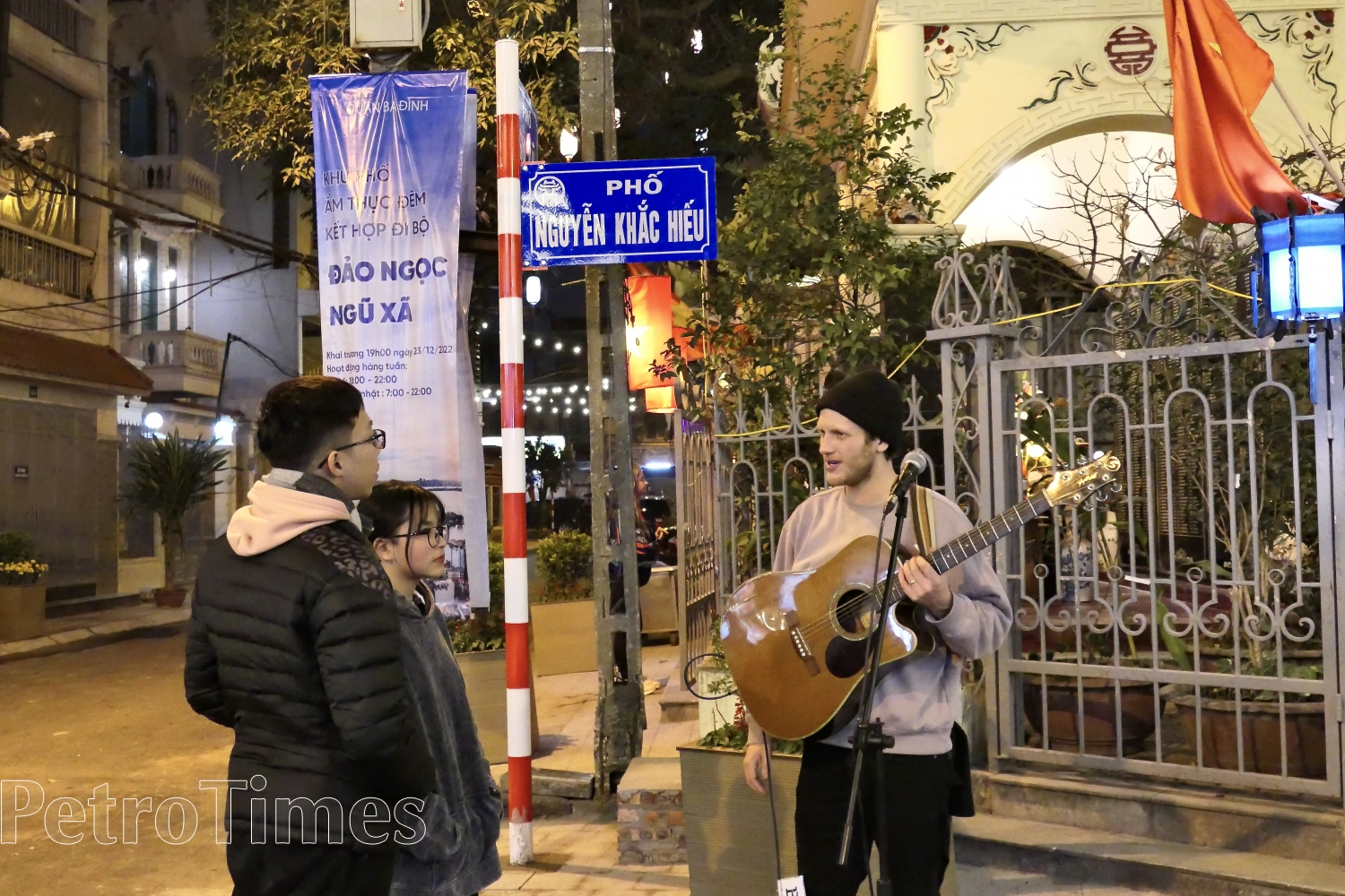 Nghệ sĩ guitar ngoại quốc biểu diễn và giao lưu cùng khán giả 