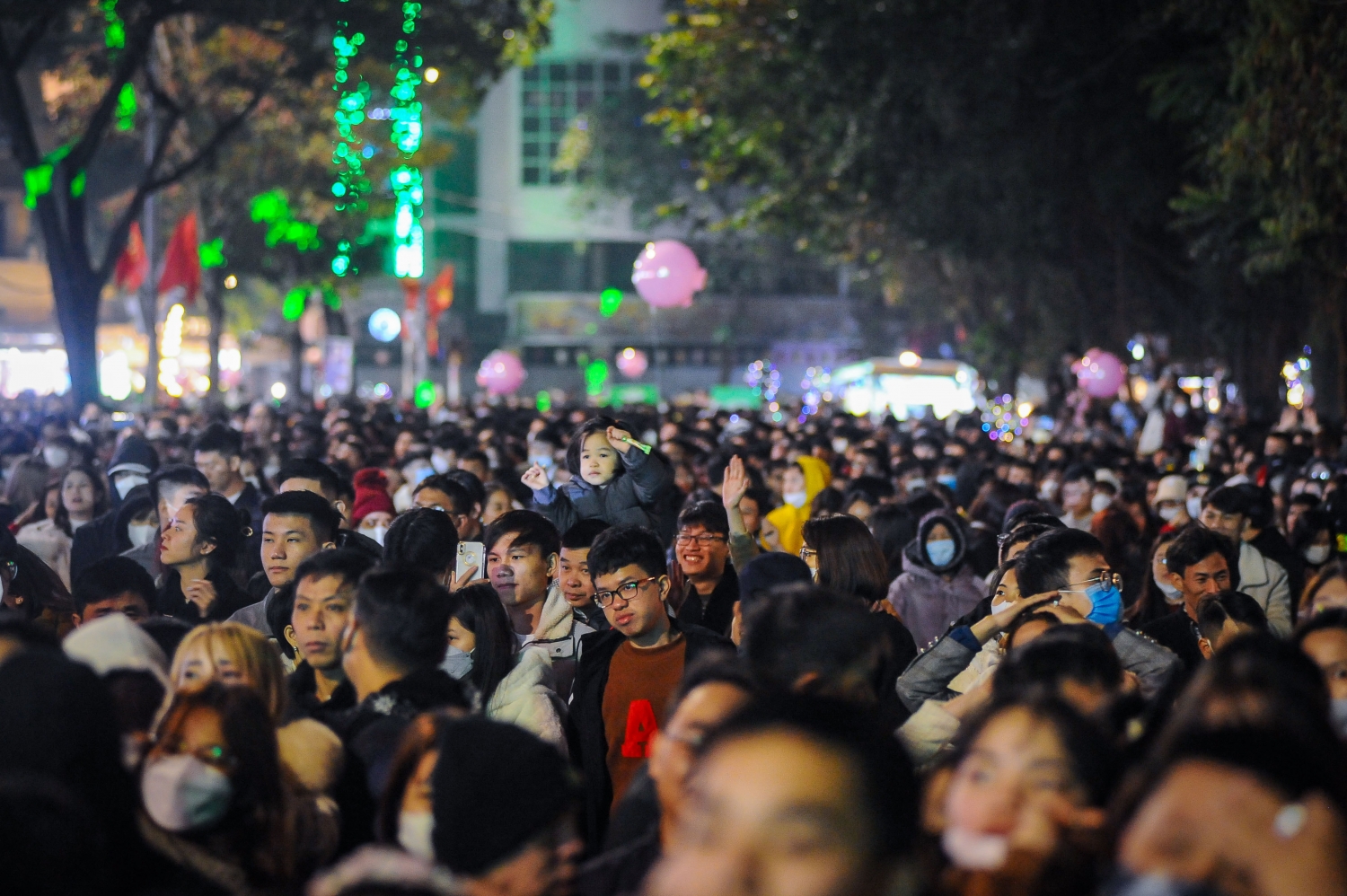 Hà Nội: Người dân chào đón năm mới 2023 trong không khí sôi động
