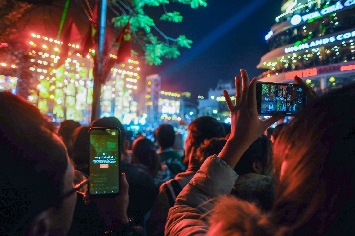 Hà Nội: Người dân chào đón năm mới 2023 trong không khí sôi động