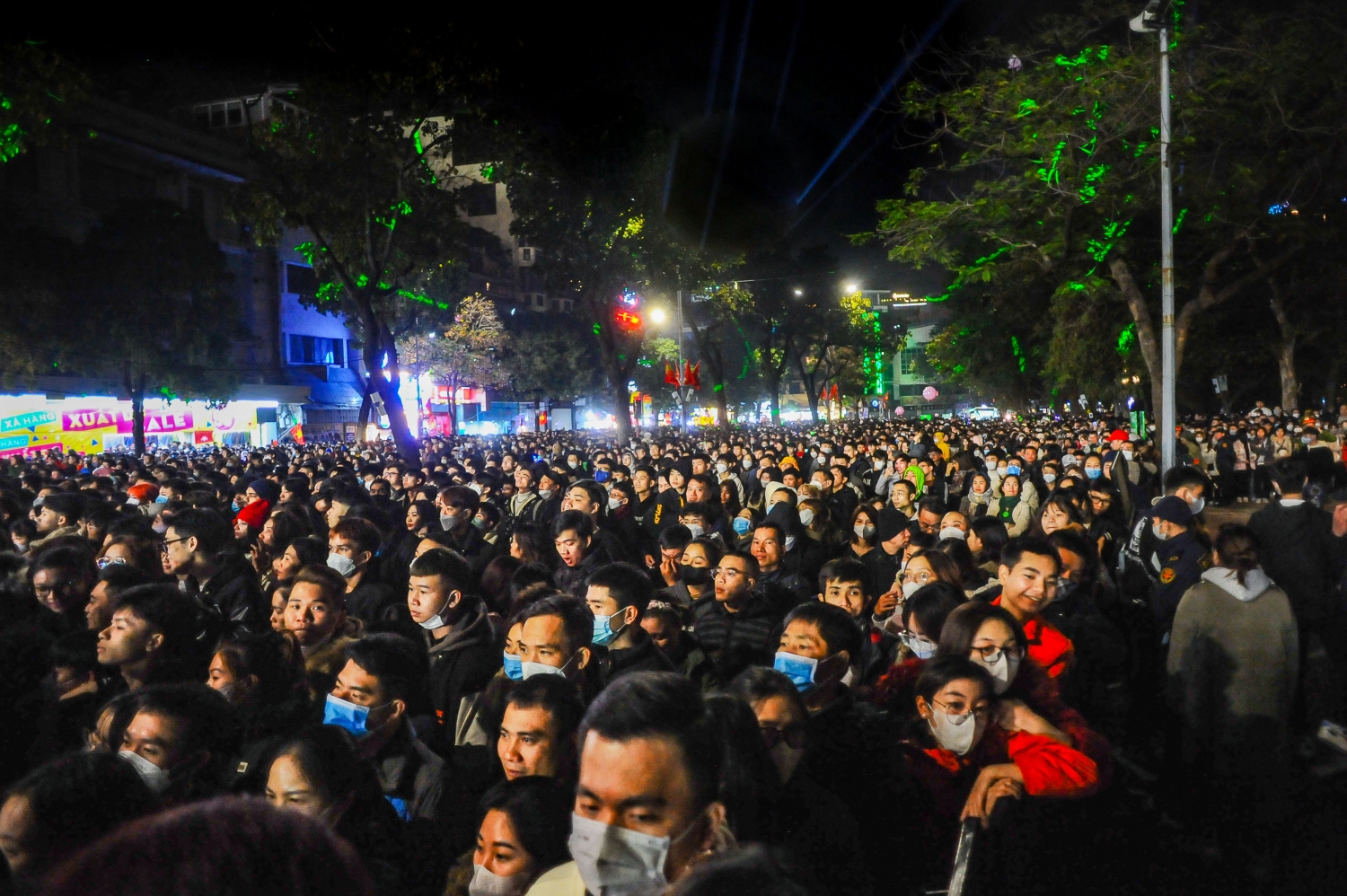 Hà Nội: Người dân chào đón năm mới 2023 trong không khí sôi động