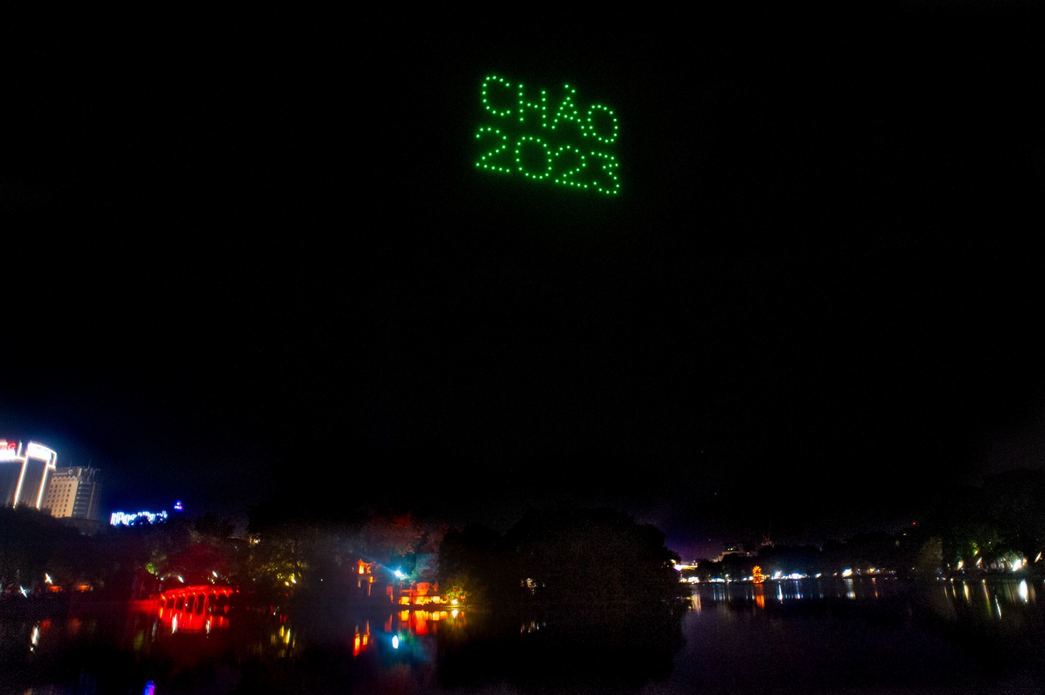 Hà Nội: Người dân chào đón năm mới 2023 trong không khí sôi động