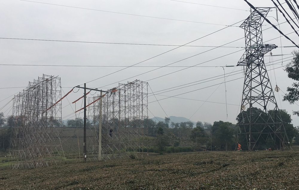 Thi công xuyêt Tết hoàn thành nâng tải đường dây 220kV đoạn Việt Trì - Suối Sập 2A