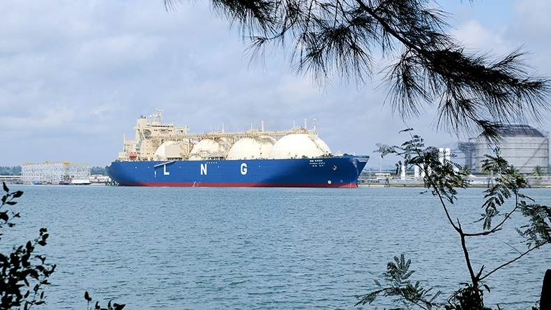 Giá LNG tại châu Á giảm gần 11% do triển vọng nhu cầu yếu