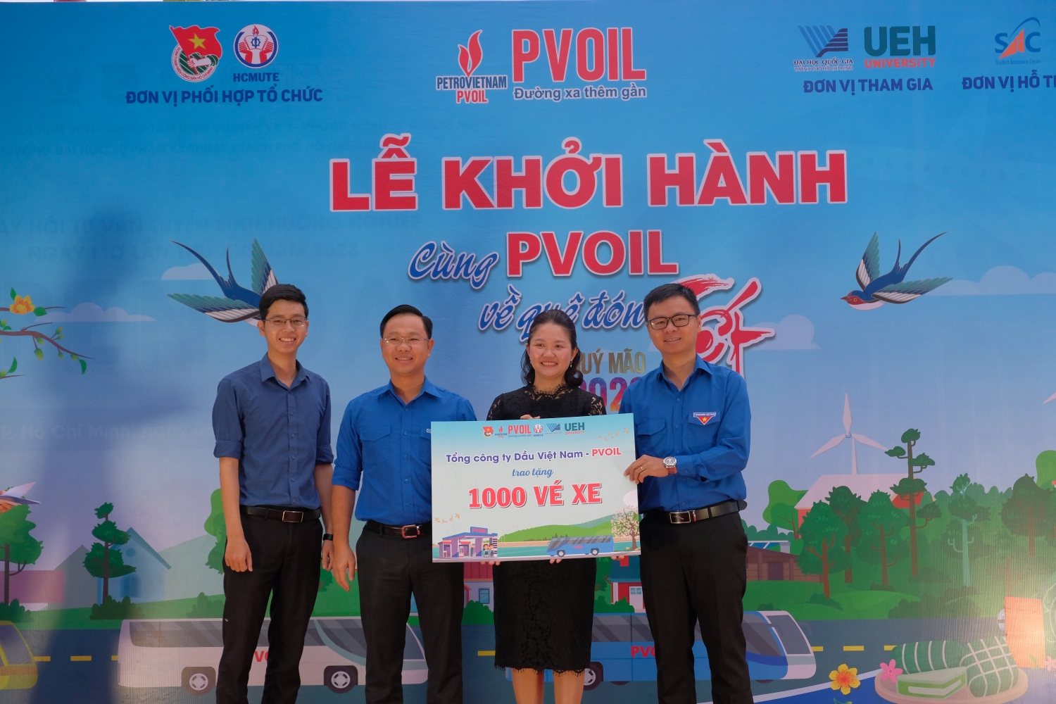 Ông Mai Xuân Hải - Bí thư Đoàn PVOIL tặng tượng trưng vé xe cho ĐTN các trường