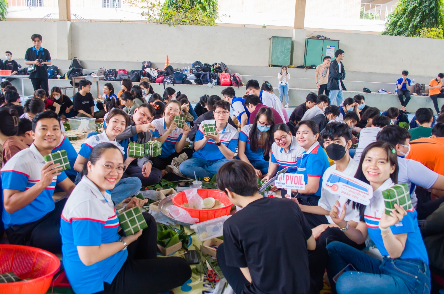 ĐVTN PVOIL gói bánh chưng tặng sinh viên
