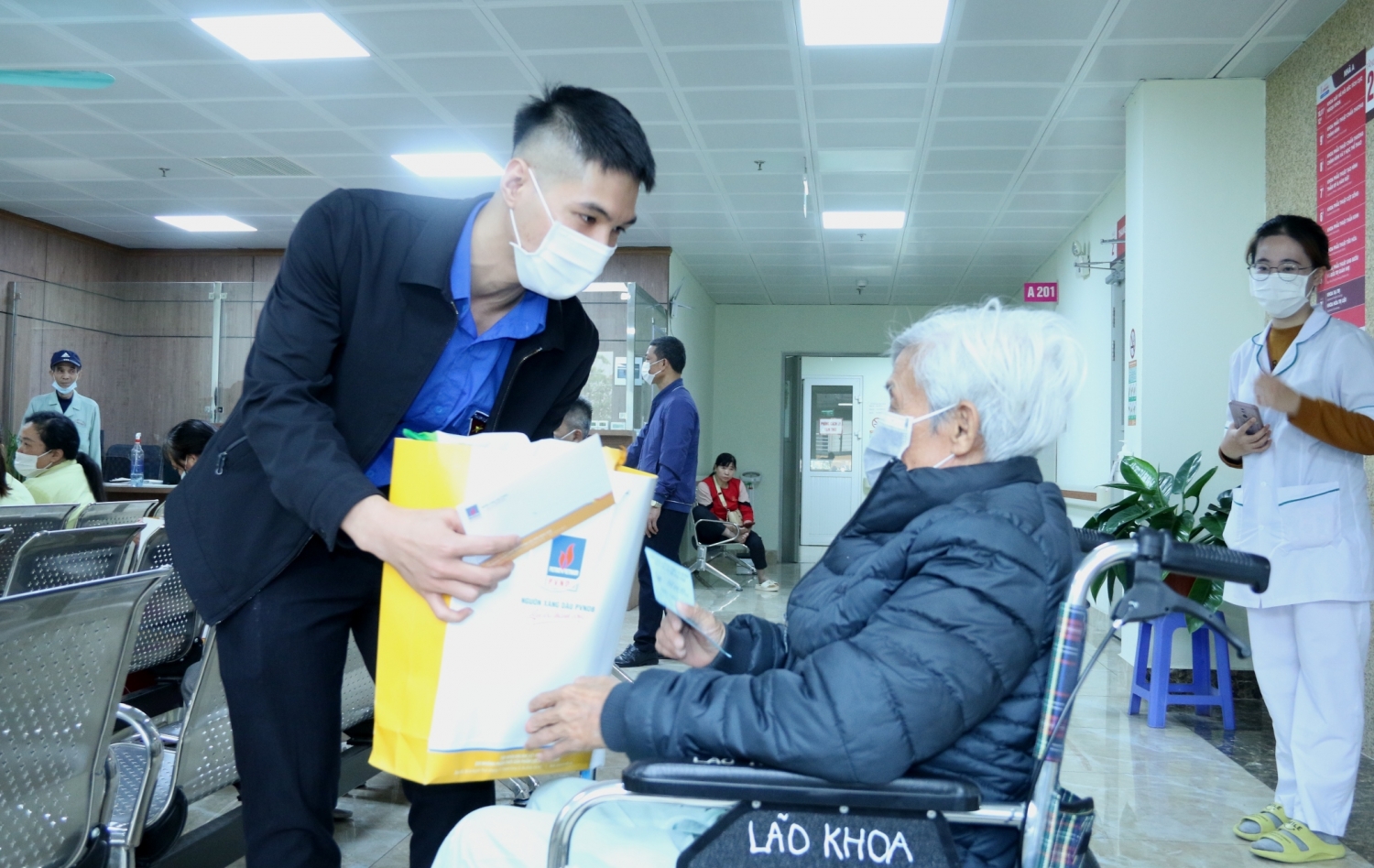 Đoàn Thanh niên PVNDB thăm, tặng quà các bệnh nhân có hoàn cảnh khó khăn tại Bệnh viên E Đoàn Thanh niên PVNDB thăm, tặng quà các bệnh nhân có hoàn cảnh khó khăn tại Bệnh viên E