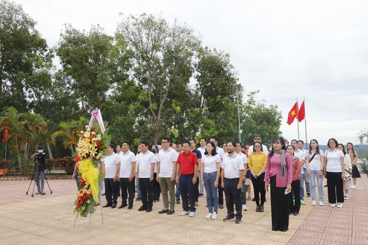 Đảng bộ Trường Đại học Dầu khí Việt Nam tổ chức giáo dục truyền thống lịch sử tại Di tích chiến thắng La Ngà