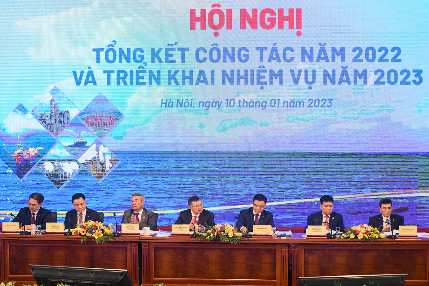 Chủ tịch HĐTV Hoàng Quốc Vượng, Tổng Giám đốc Lê Mạnh Hùng, cùng các đồng chí Phó Tổng Giám đốc: Lê Xuân Huyên, Lê Ngọc Sơn, Đỗ Chí Thanh, Phạm Tiến Dũng, Dương Mạnh Sơn đồng chủ trì Hội nghị