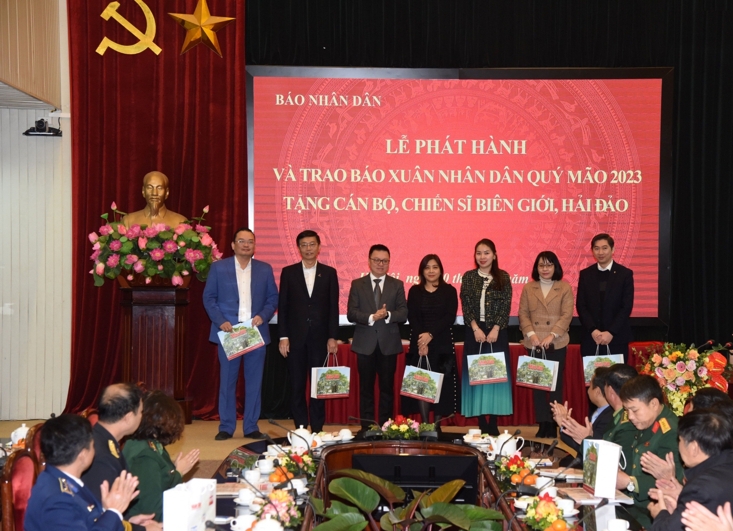 Tổng Biên tập Báo Nhân Dân Lê Quốc Minh trao quà tri ân tặng đại diện các đơn vị đồng hành và nhà tài trợ. Tổng Biên tập Báo Nhân Dân Lê Quốc Minh trao quà tri ân tặng đại diện các đơn vị đồng hành và nhà tài trợ.
