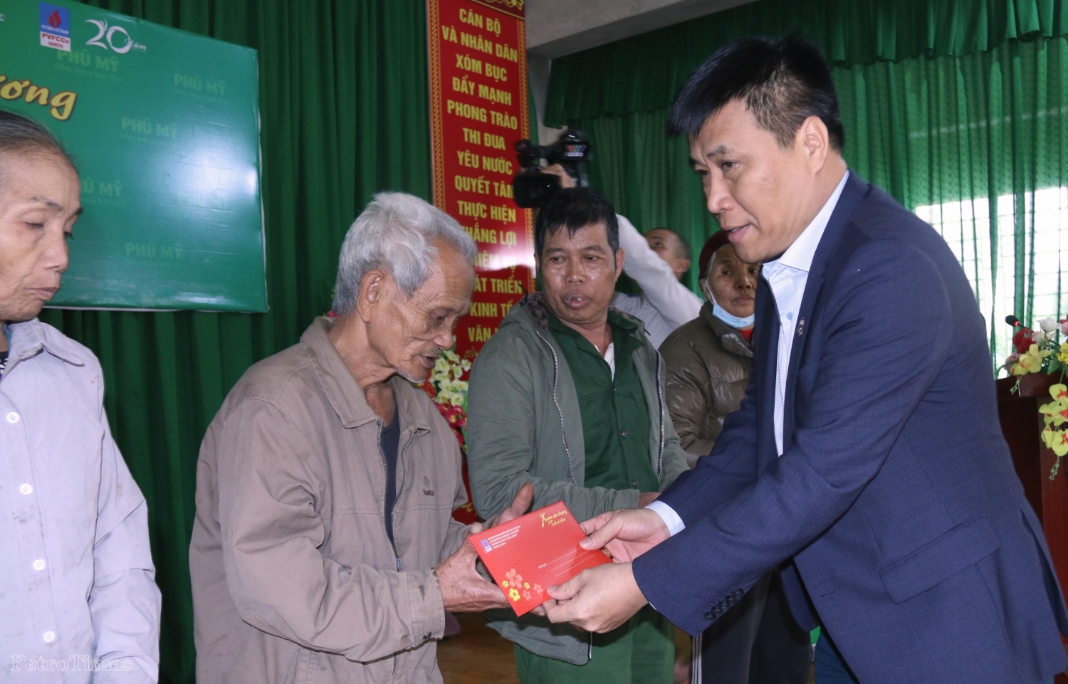 PVFCCo mang xuân ấm đến với bà con huyện Tân Lạc, tỉnh Hòa Bình