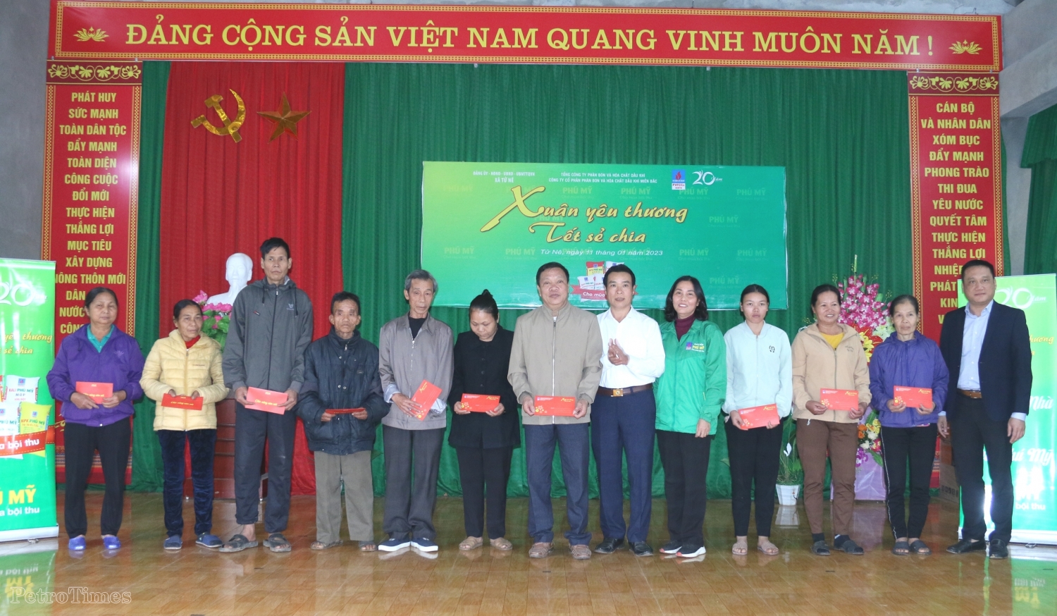 PVFCCo mang xuân ấm đến với bà con huyện Tân Lạc, tỉnh Hòa Bình